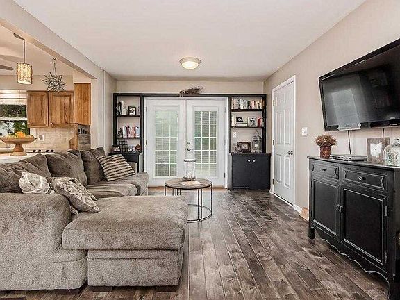 2nd image of 376 Lambourne Ave