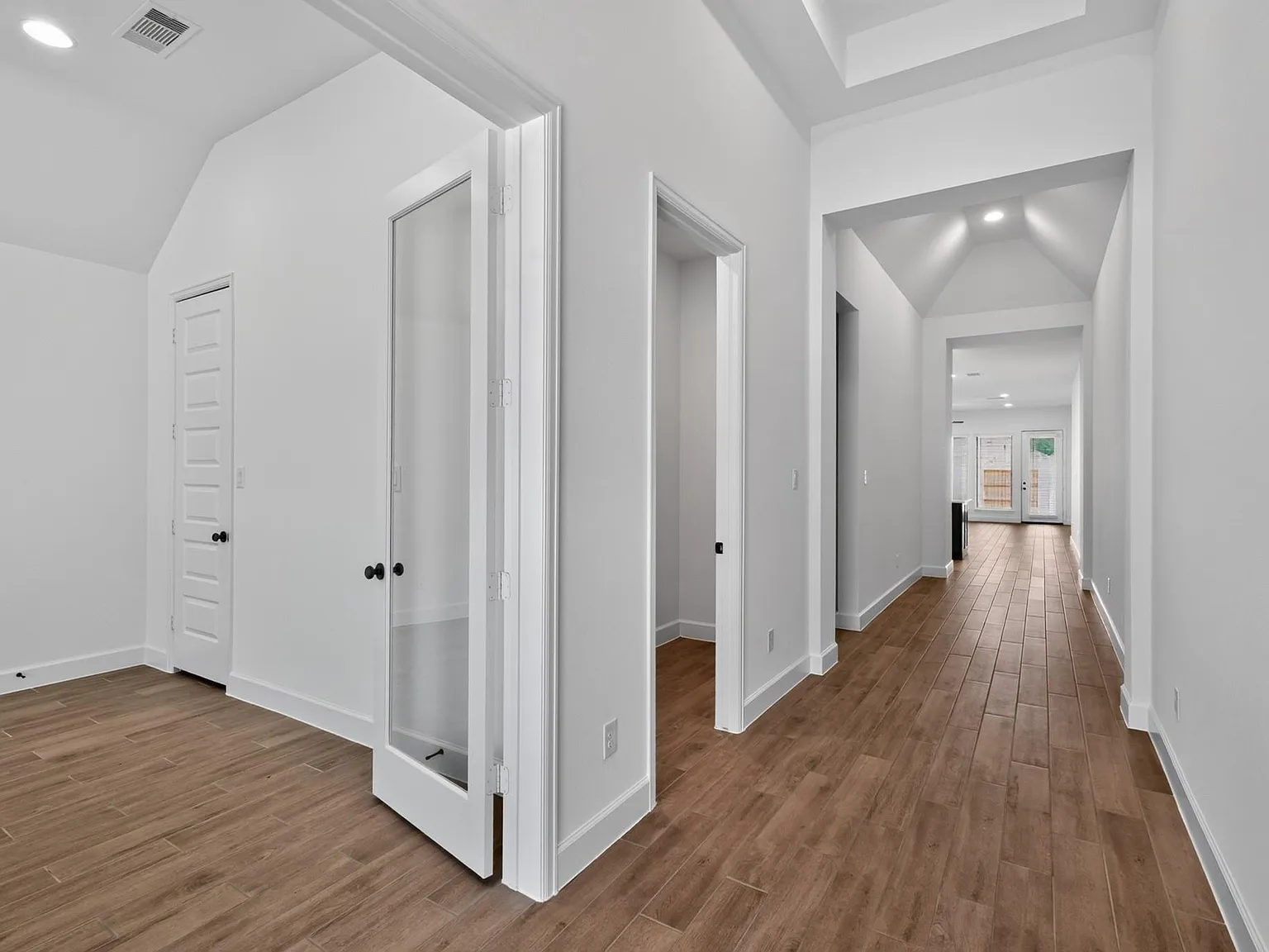 4 bed, 3.0 bath, 2476 sqft, $2,990 — Photo 4