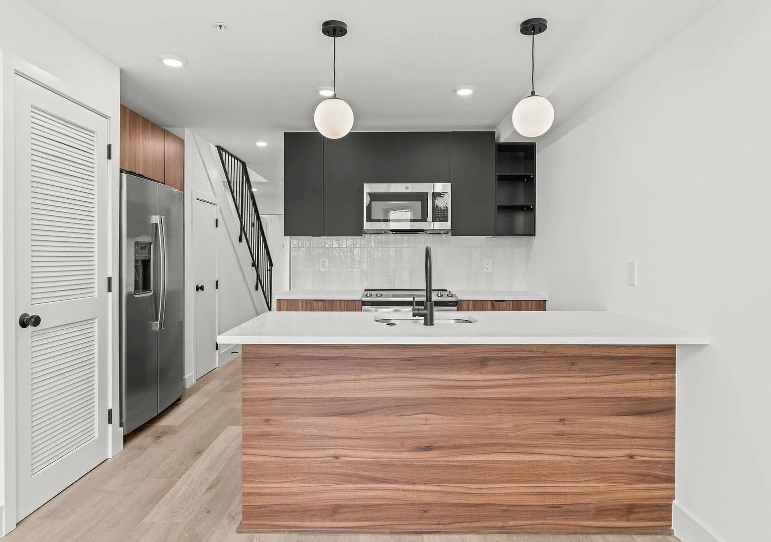 Penthouse Loft Apartment with Large Roof Deck — Photo 4