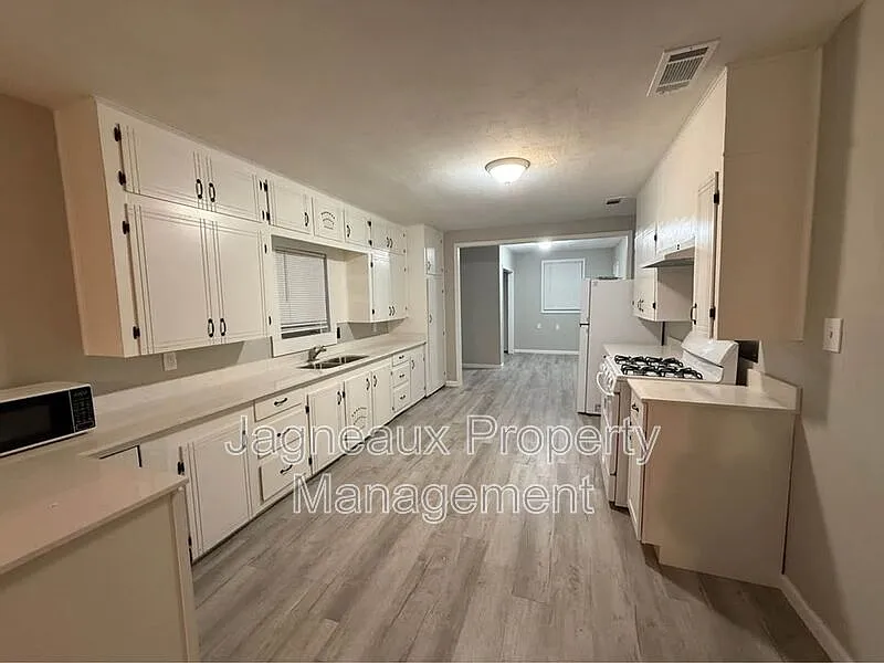 3 bed, 1.0 bath, $1,200 — Photo 3