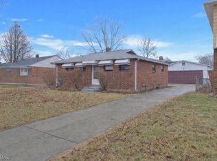 6377 Ledgebrook Dr, Brookpark, OH