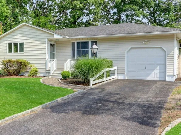 35 Breston Dr W, Shirley, NY 11967