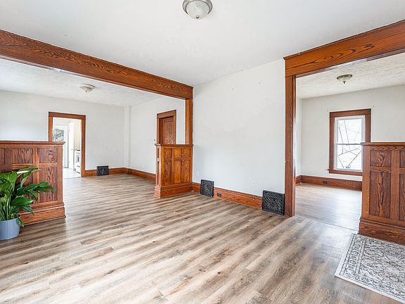 4th image of 223 Territorial Rd W