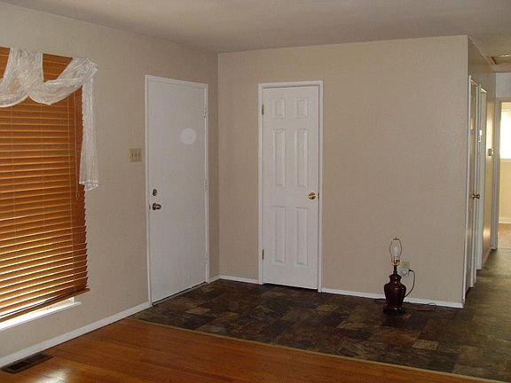 4th image of 350 Moule Dr