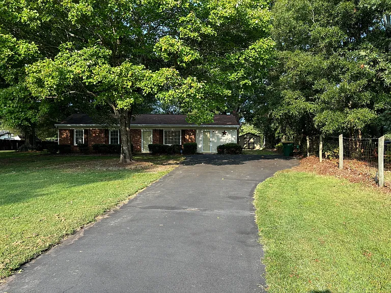 924 Chalet Dr — Photo 5