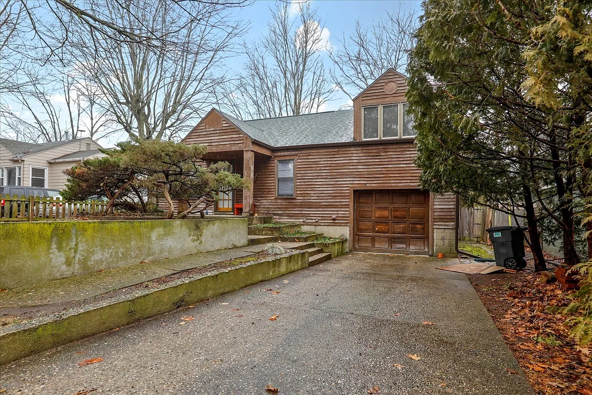1604 W White St photo 1