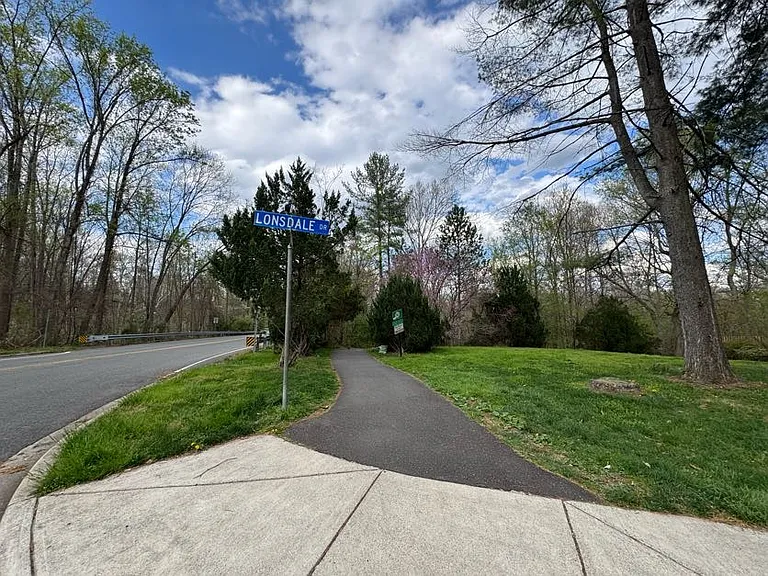 Lonsdale drive leads to Lake Accotink trails