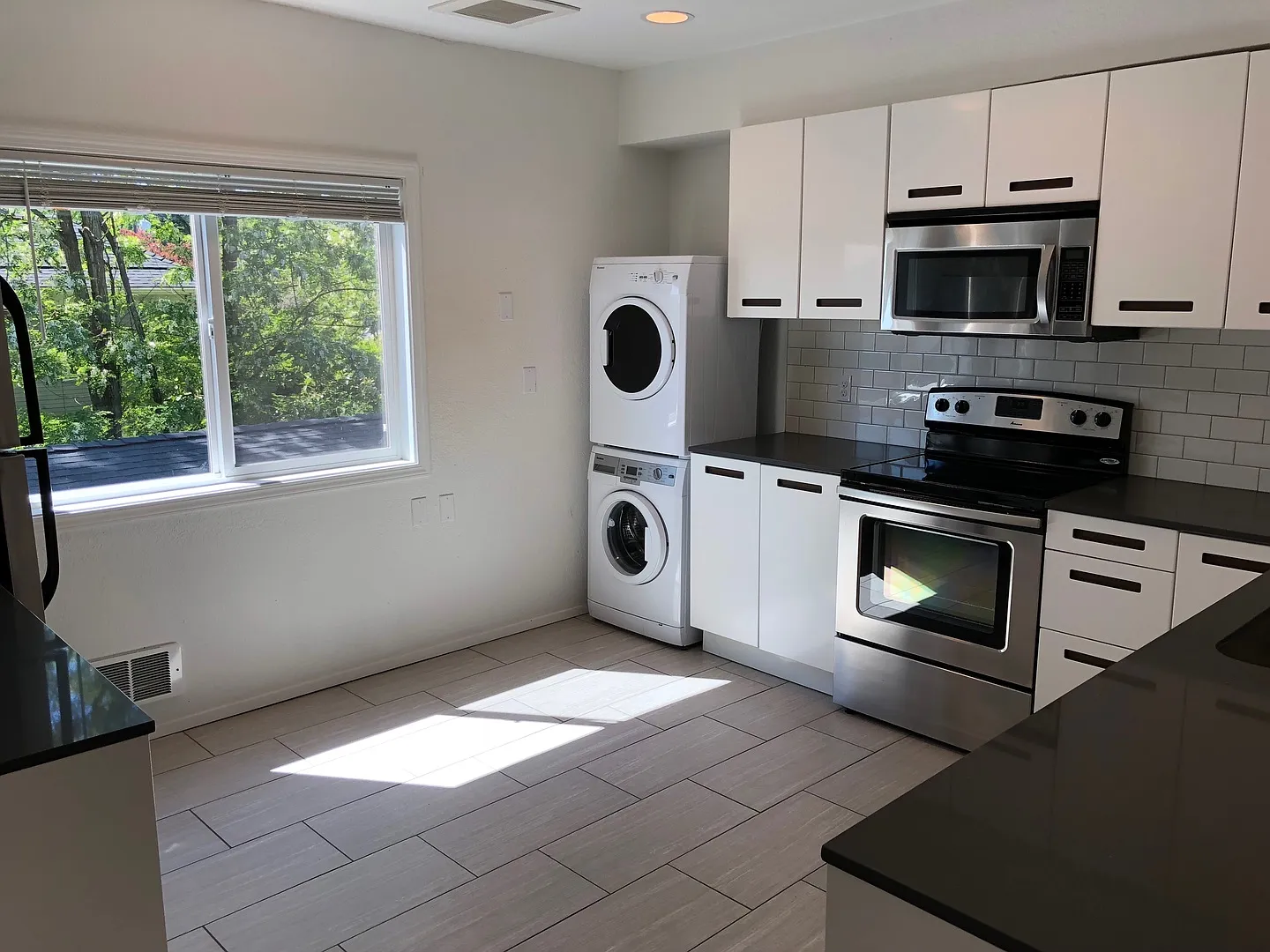 We Three Kings - 2714 King — Photo 3