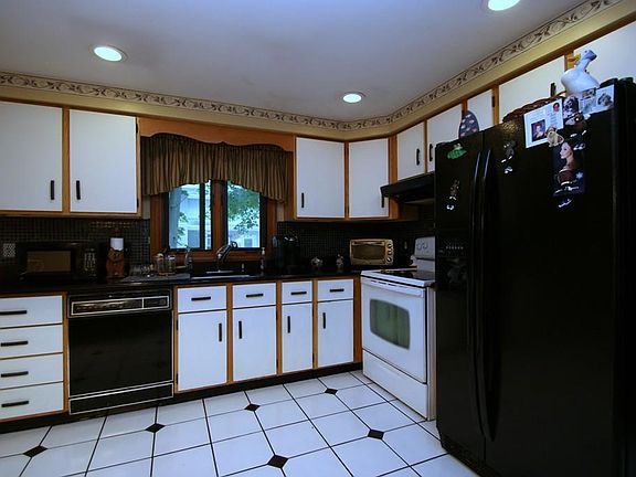 4th image of 159 Essex St