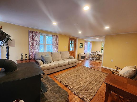 3rd image of 412 Lyons Hollow Rd