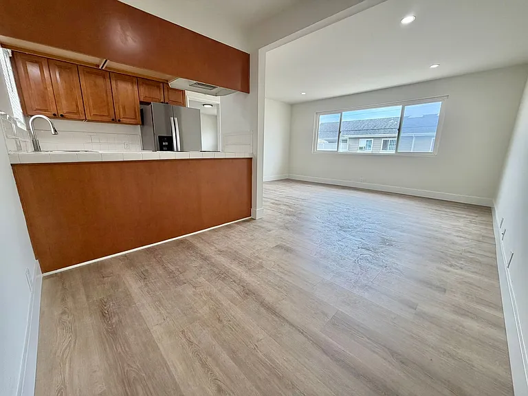 1901 Rockefeller Ln — Photo 2