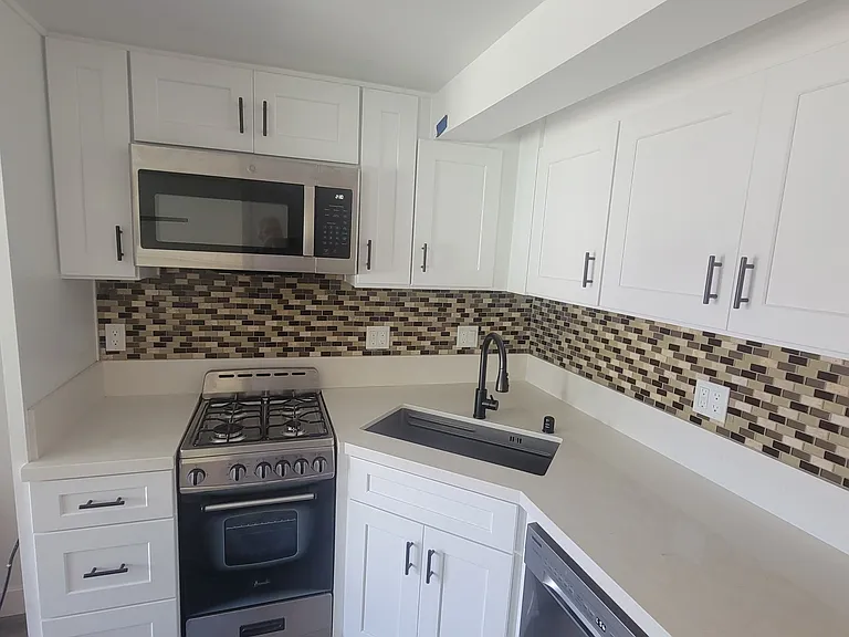 148 W Canada #C — Photo 1