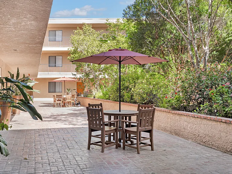 Corinth Avenue Apartments — Photo 9