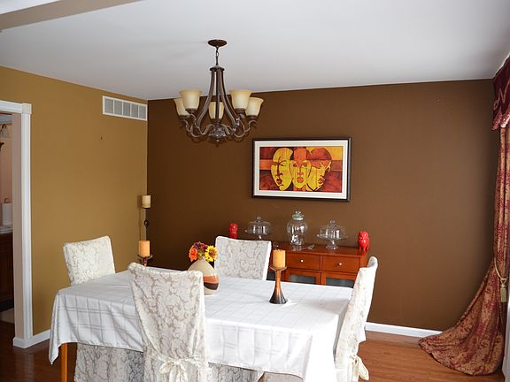 3rd image of 641 Roslyn Ave