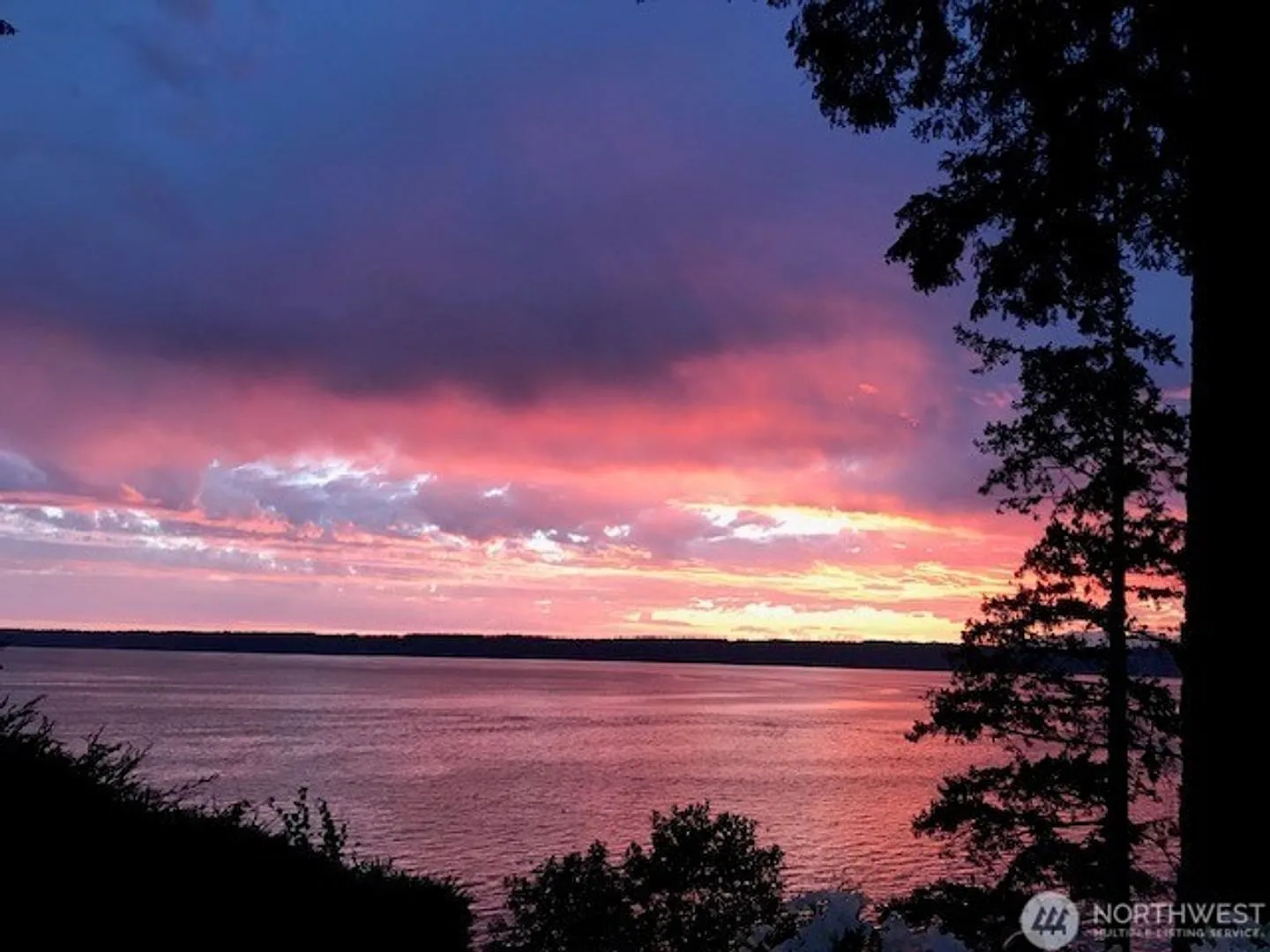 Waterfront Cottage in Gig Harbor — Photo 1