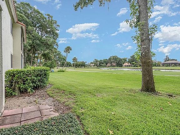 4th image of 983 Country Club Dr