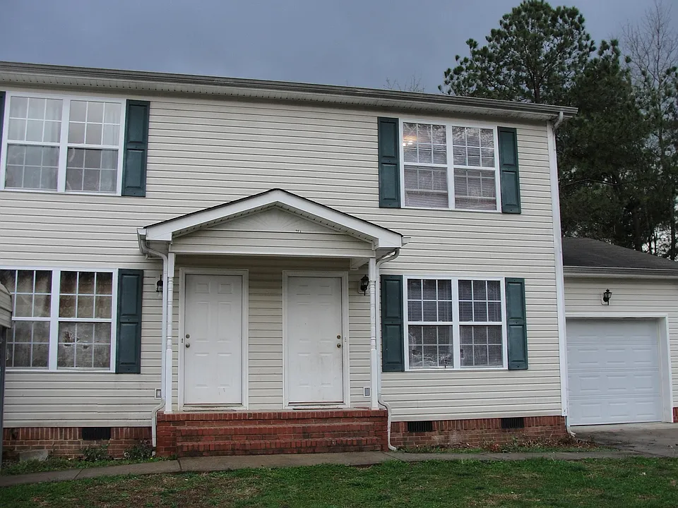 HOUSE W/ GARAGE