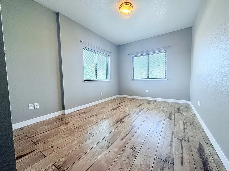 221 E 5th St — Photo 10