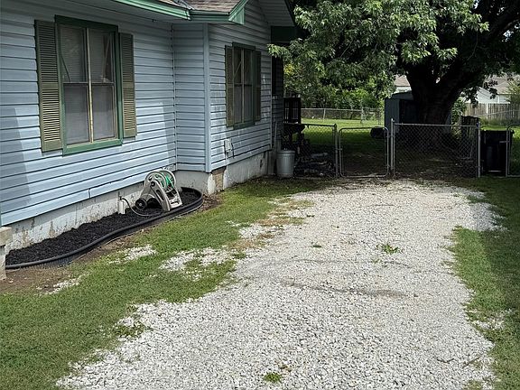 3rd image of 512 W 21st St