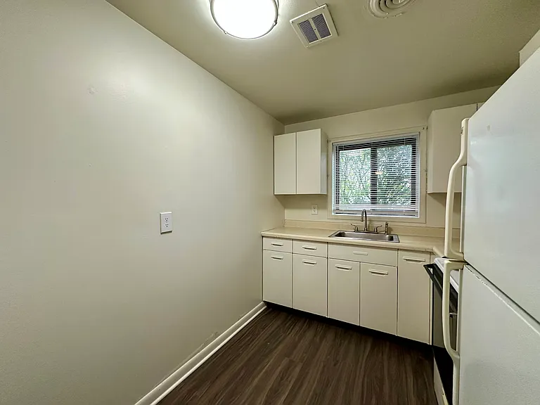 Edgewood Apartments — Photo 18