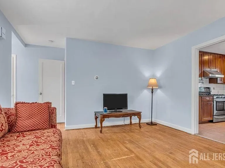 402 Ryders Ln — Photo 9