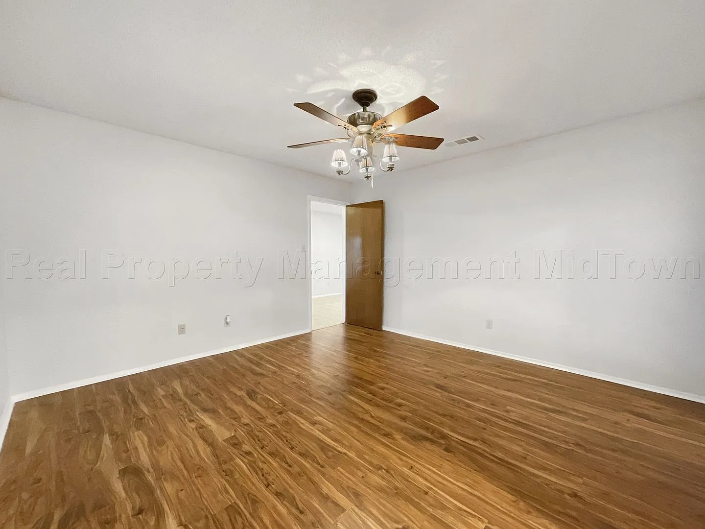 Charming Home in Established Euless Community — Photo 4