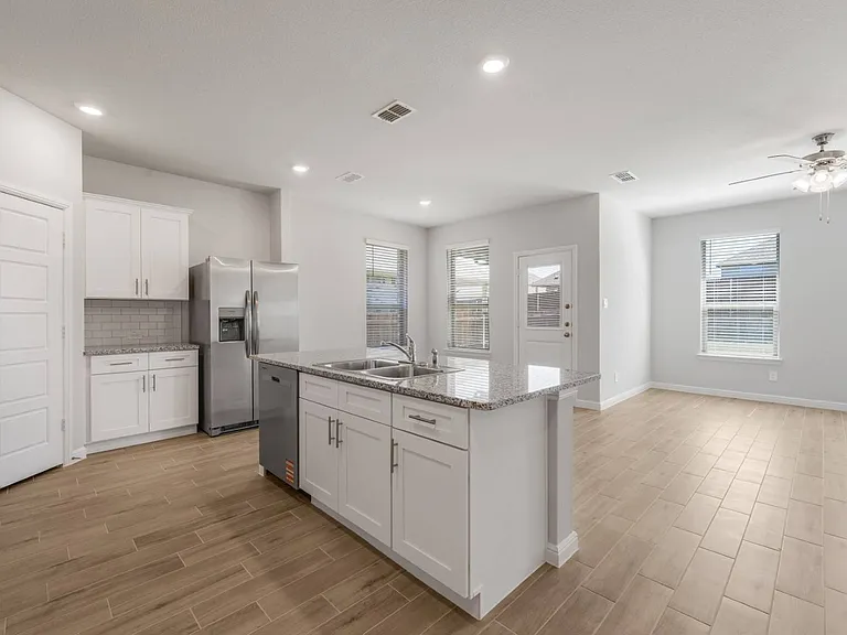 1219 Rockwater Dr — Photo 3
