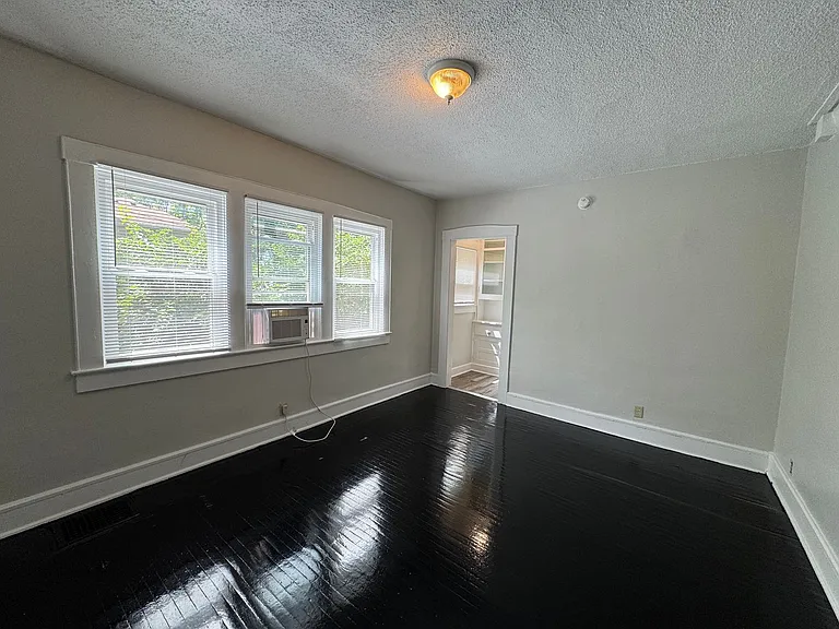 1136-1138 Fairfield Ave — Photo 11