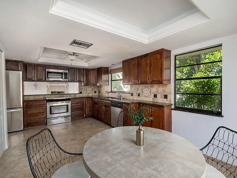 2504 Hibiscus Dr — Photo 10