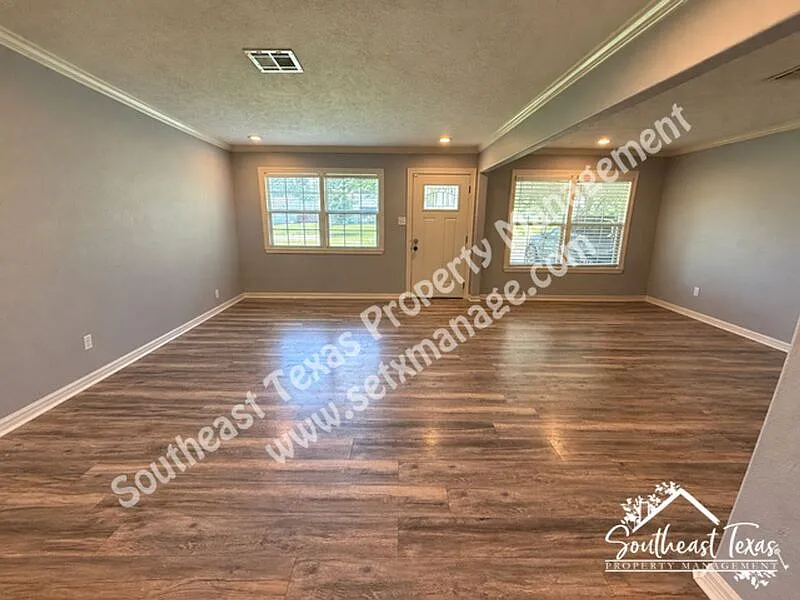 3 bed, 2.0 bath, 2200 sqft, $2,450 — Photo 2