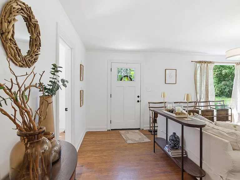 926 Idlewild Dr — Photo 2