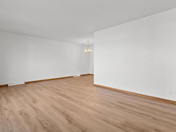 5th image of 210 Echo LANE