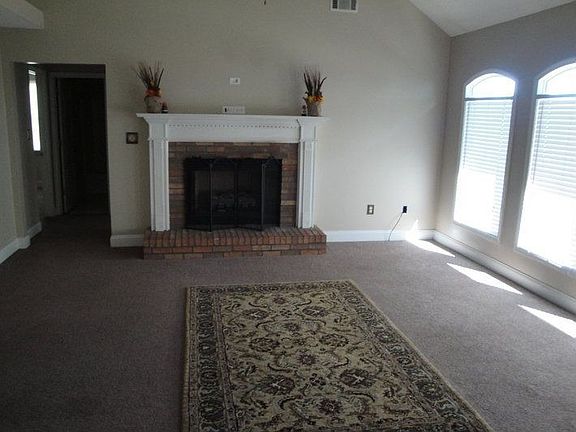 Living Room W/fireplace