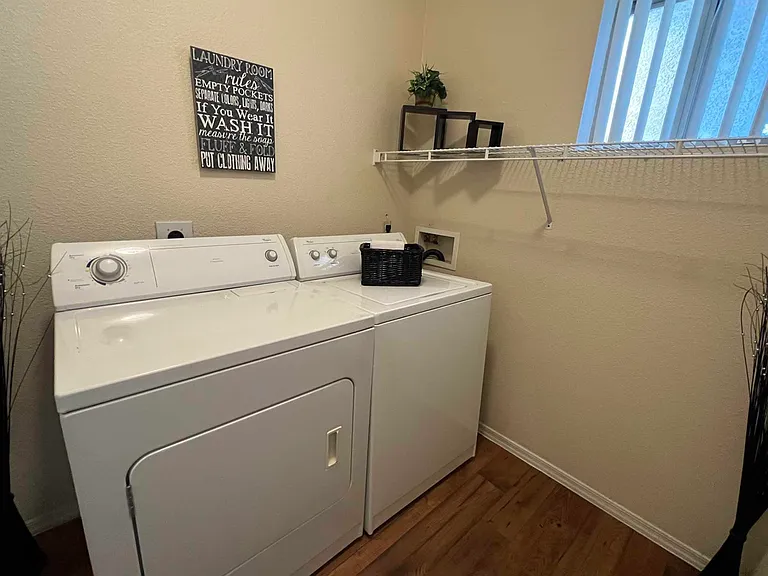 Deer Valley Regency Apartments — Photo 16