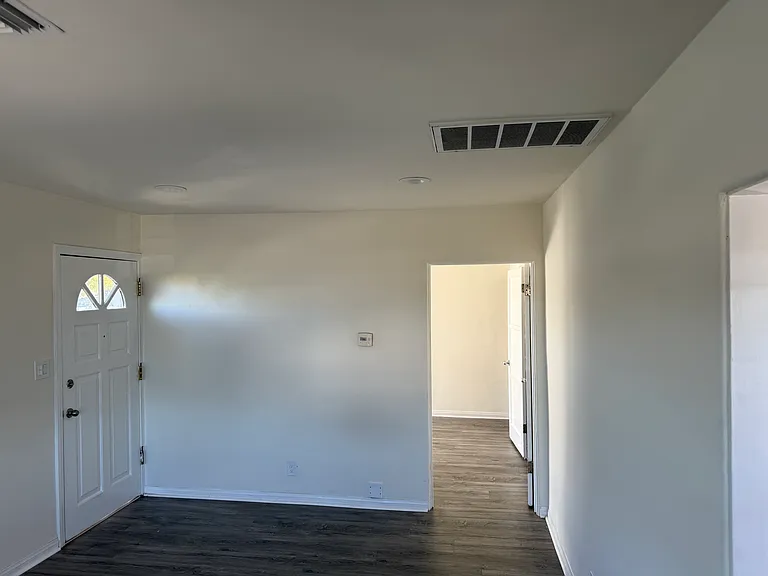 4216 1/2 W Victory Blvd #1/2 — Photo 1