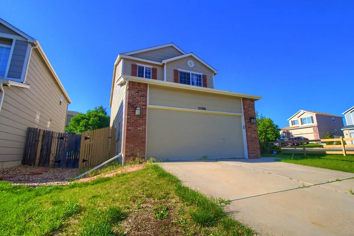 5 bed, 2.5 bath, 2072 sqft, $3,100 — Photo 3
