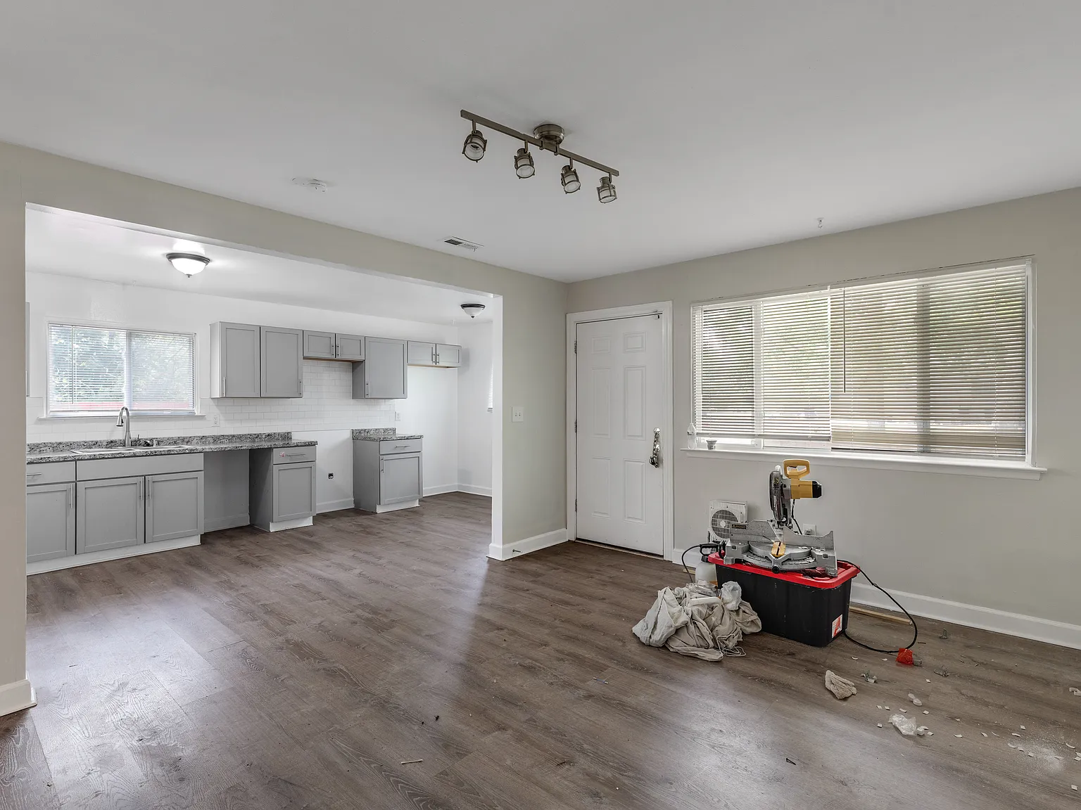 3 bed, 962 sqft, $1,300 — Photo 1