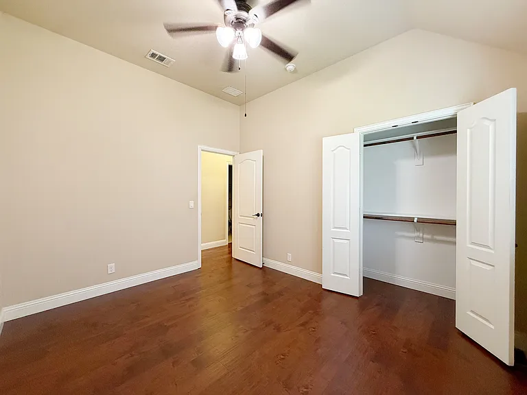 4303 Oak Bluff Dr — Photo 33