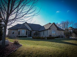 588 Pond View Ct, Pewaukee, WI 53072