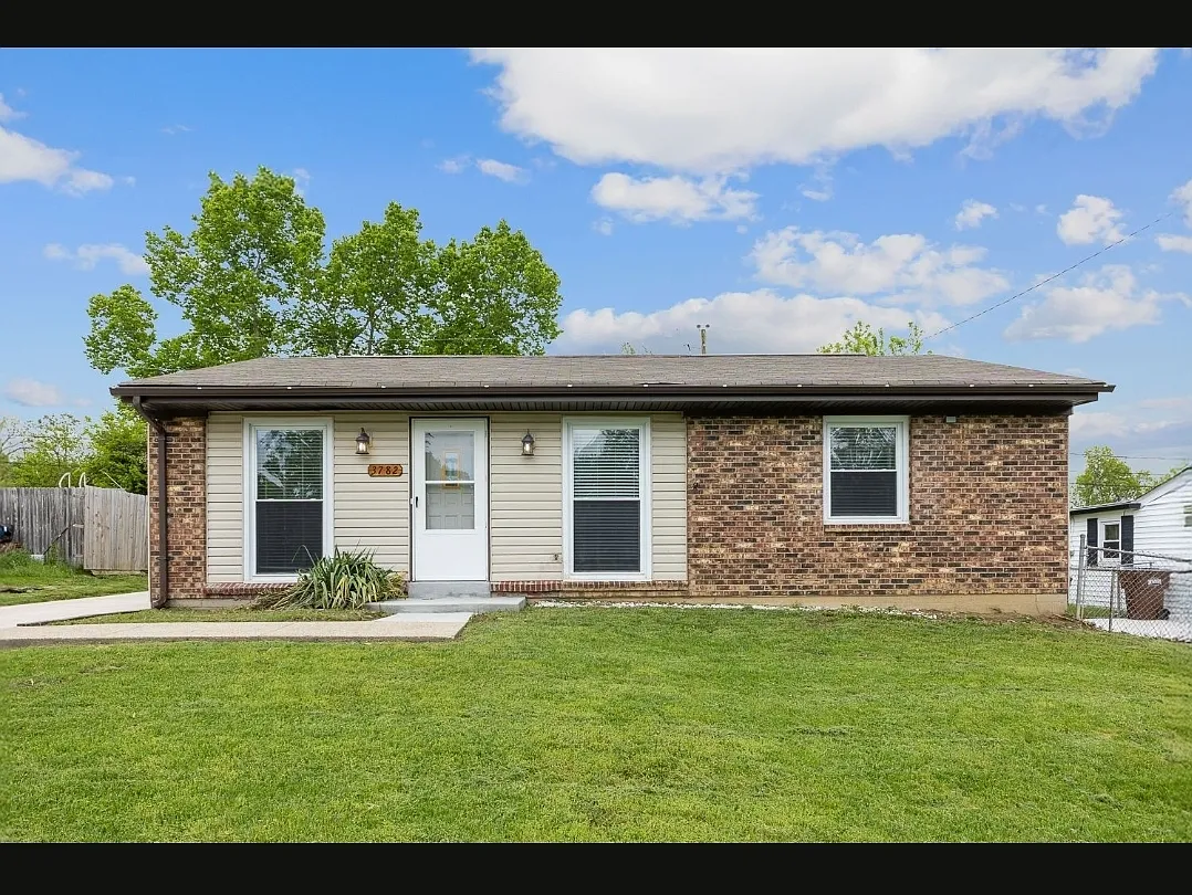 3 bed, 950 sqft, $1,949 — Photo 2