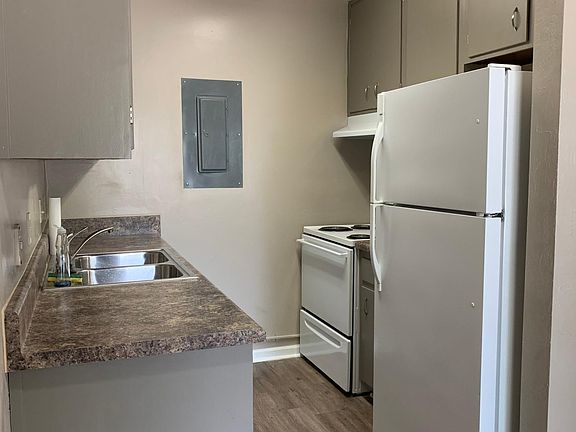 3rd image of 2018 Bradford Ct APT A