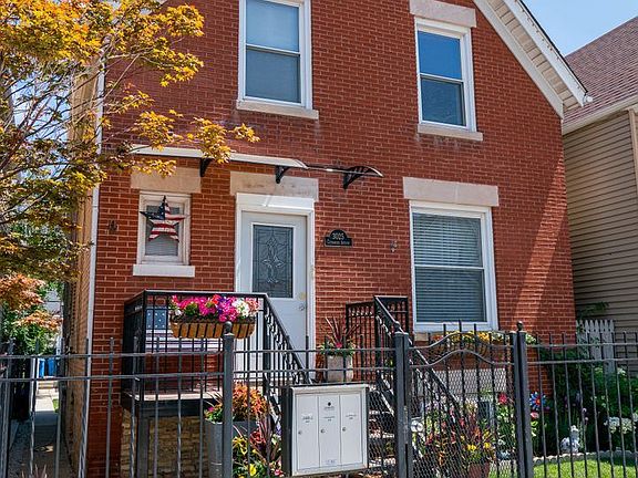 3rd image of 3025 N Clybourn Ave