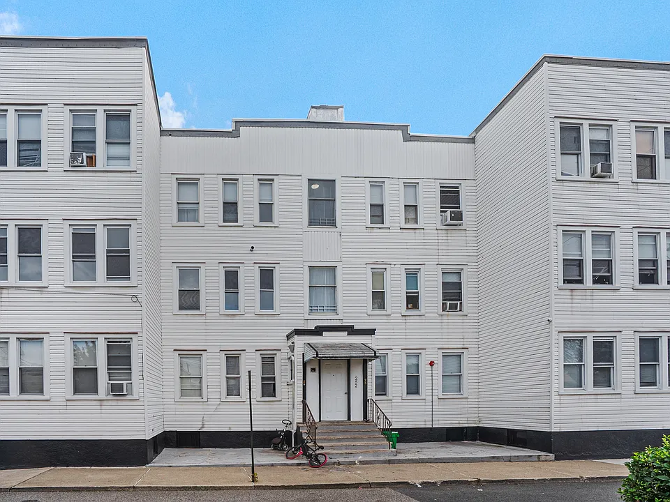 252 River Dr #3