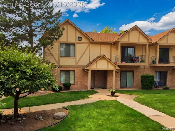 38513 Wellington Dr, Clinton Township, MI 48036