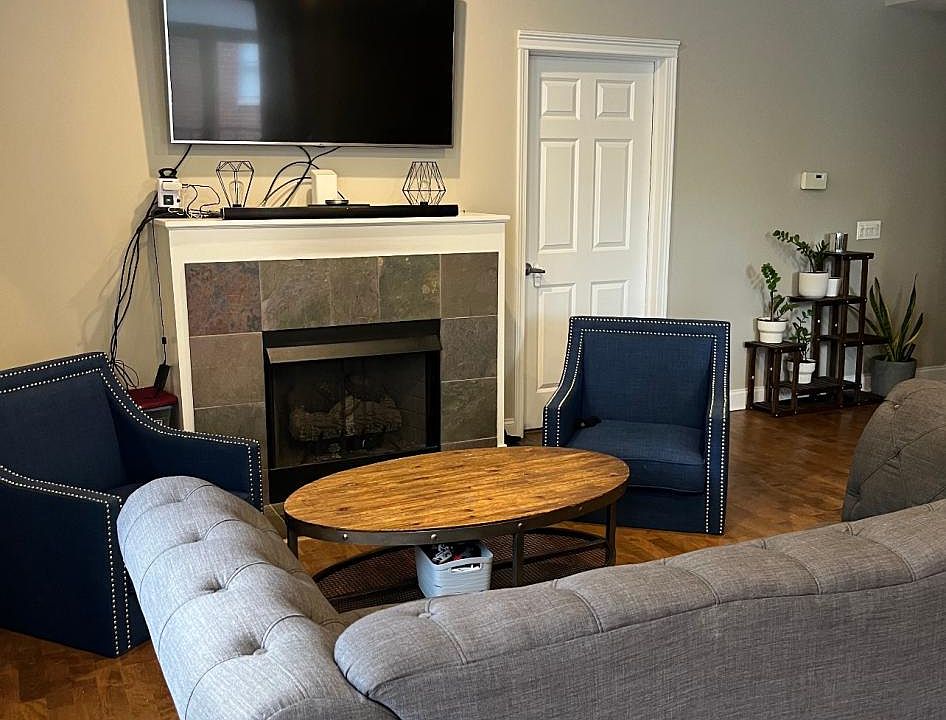 1st image of 2310 W Saint Paul Ave APT 203