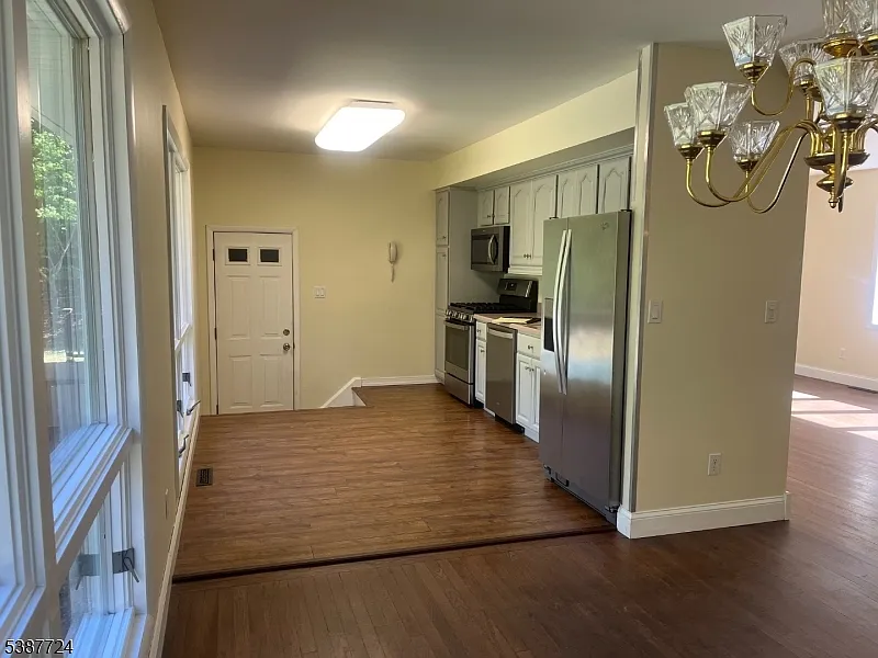 3 bed, 1.5 bath, $4,500 — Photo 4