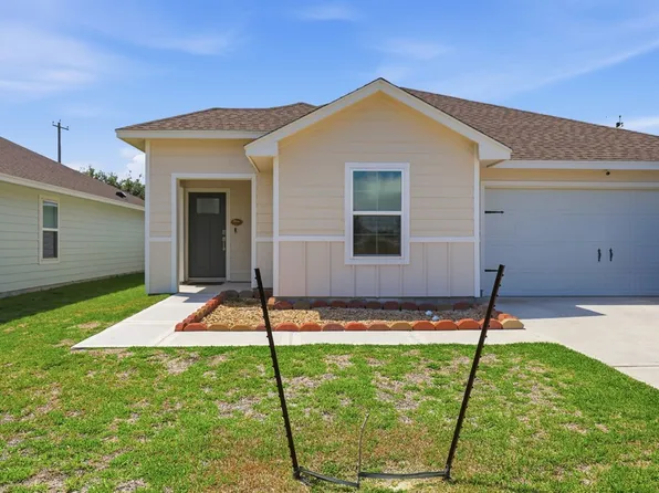 106 Montego Dr, Rockport, TX 78382