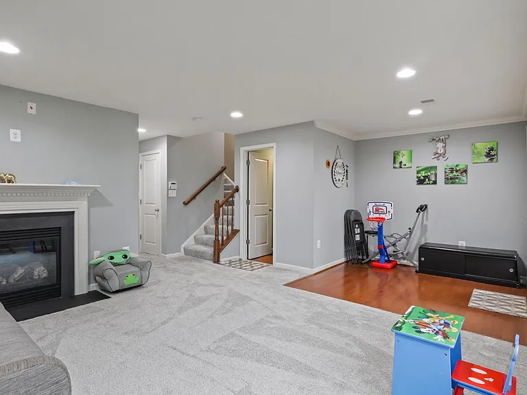25097 Croxley Green Sq — Photo 2