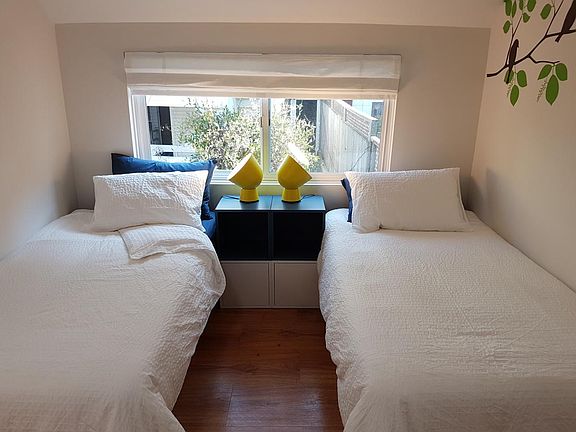 bedroom (2 twins or 1 king)