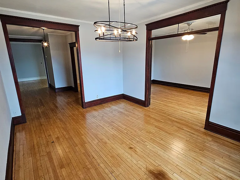 West Franklin Avenue Apartments — Photo 22